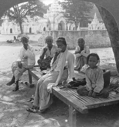 Kahvin seurallinen juoma, Mandalay, Burma, 1908.