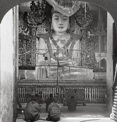 Marmoribuddha pagodissa, Mandalay, Burma, 1908.