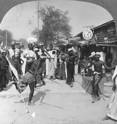 Nuoret miehet esittävät miekkatanssia, Burma, 1908