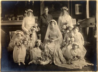 Lady Blanche Cavendishin ja eversti Ivan Murrayn ryhmähäämuotokuva, Guards Chapel, Lansdowne House, 21. huhtikuuta 1919