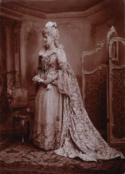 Maud, Lansdownen marssitar, Lady Keith, Devonshiren herttuattaren keisarinna Maria Theresan hovissa sijaitsevan Britannian suurlähettilään vaimo, Devonshiren herttuattaren Diamond Jubilee Ball Devonshire Housessa