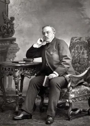 Edmund Yates (1831-94), mamamahayag at nobelista, portrait photograph (b/w photo)finn