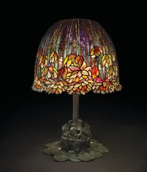 Pöytävalaisin "Pond Lily", noin 1903 (lyijylasia ja patinoitua pronssia).