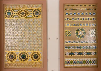 Tiffany-mosaiikkilasi, vasemmalla: Citizens Bank, Ohio, oikealla: First National Bank (näytekappale).