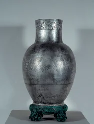 Mesopotamia: Entemena-maljakko hautahopeaa kuvioineen ja nuolenpääkirjoituksella (Eannatumin veljenpoika ja toinen seuraaja). Kesäkausi (2900-2200 eKr.). 2400 eaa. Aurinko 0,35x0,18 m Pariisi, musee du Louvre