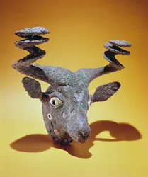 Härän pää, Irakista, noin 2000 eKr. (pronssi ja kuori)