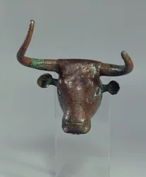 Härän pää, kuninkaallinen sumerilainen kirjoitus, teline huonekalulle tai harpulle, Telloh (muinainen Girsu) varhaisdynastian ajalta, noin 2500-2400 eKr. (kupari) (katso myös 208504)