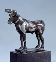 Mesopotamian taide: Pie Taurus. Hopealla upotettu pronssinen veistos, noin 2500 eKr. Sumerienne Epoque Paris, Musee Du Louvre