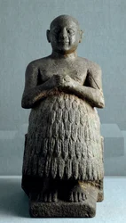 Mesopotamian taide: Lagashin papin ja kirjurin Dudun patsas. Dioriittiveistos noin vuodelta 2600 eaa. (sumerilainen kausi, noin 2900-2200 eaa.). Korkeus: 0,45 m, Irakin museo, Bagdad