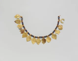 Päähine, n. 2600–2500 eKr. (kulta, lapis lazuli ja karneoli)