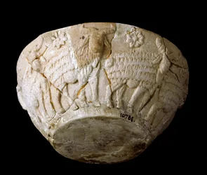 Sumerilainen taide: kalkkikivileikkaus, joka on veistetty uskovien reliefeistä. 3000 eaa. Koko 9 x halk. 22 cm Bagdad, Irakin kansallinen museo