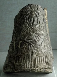 Sumerilainen sivilisaatio: käärmevaasin katkelma Itä-Iranista. Mitta: 22,5 cm. Arkaaisten dynastioiden loppukausi (2500 eaa.). Bagdad, Irakin kansallismuseo