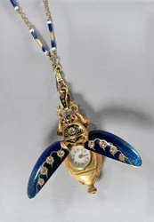 Scarab-muotoinen metsästäjäkuorinen riipuskello, Chaux-de-Fonds, 1890 (kulta, kupariseokset, hiotut timantit, rubiinit ja emali)