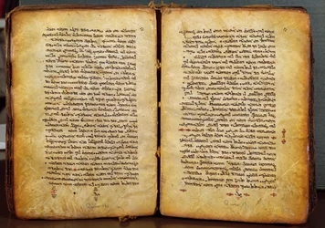 Sivuja Apostolien teoista, Uusi testamentti Peshitta-versiossa ("yksinkertainen kieli"), joka on Syyrian kirkon standardiversio, noin 1216 (pergamentti).