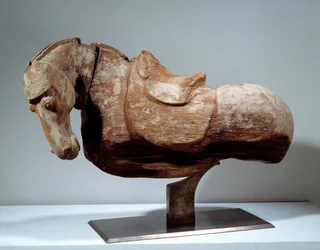Kiinalainen taide: puuhevonen. Tang-kauden (618-907) veistos. Pariisi, Musée Cernuschi.