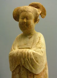Maalattu ja kullattu keraaminen naisfiguuri, Tang-dynastia (618-907), Shanghain kansallismuseo. Valokuva: Léonard de Selva, Kiina, 2006.