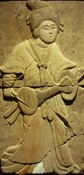 Stele, joka kuvaa muusikkoa (terrakotta)