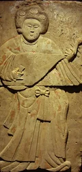 Stele, joka kuvaa muusikkoa (terrakotta)