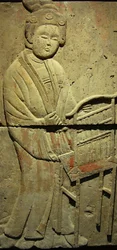 Stele, joka kuvaa muusikkoa (terrakotta)