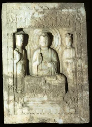 Stele edustaa Buddhaa kahden avustajan ympäröimänä, 618-907 (kalkkikivi)