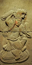 Terrakottastela tanssija Tang-dynastian (618-907) kanssa löydettiin Shaanxin maakunnasta, Steles Forest Museumista Xianista. Valokuvaus, Leonard de Selva, Kiina, 2006.