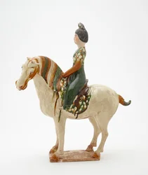 Nainen hevosen selässä, Tang-dynastia, n. 700-750 (keramiikka lyijy-silikaattilasituksella ja maalatuilla yksityiskohdilla)