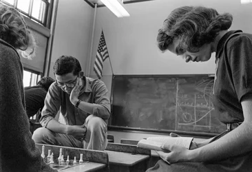Opiskelijat pelaavat shakkia ja lukevat Ames A. Garfield High Schoolissa, joka on kaupunkien...