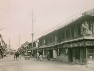 Ostoskatu Koben Motomachin kaupunginosassa, noin 1900-1915 (valokuva).