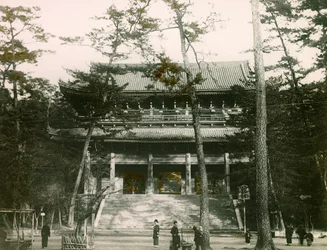 Chion-in buddhalaistemppelin portti, Higashiyaman alue, Kioto, noin 1900-1915 (valokuva).
