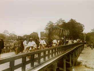 Vaunukulkue Aoi Matsuri -festivaalin aikana Kiotossa, noin 1900-1915 (valokuva).