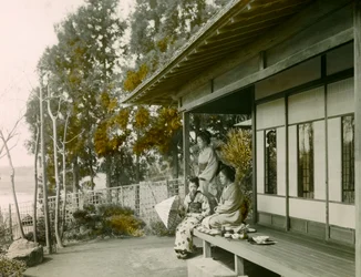 Japanilaisperhe kotinsa edessä, noin 1900-1915 (valokuva).