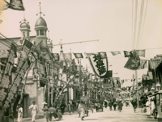 Teatterikatu Koben Shinkaichin kaupunginosassa, noin 1900-1915 (valokuva).