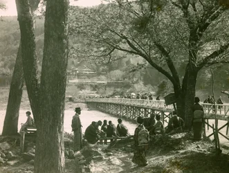 Näkymä Togetsukyo-sillalta Katsure-joen yli Arashiyamassa, noin 1900 - 1915 (valokuva).