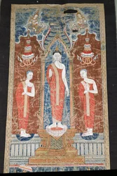 Banner, joka kuvaa seisovaa Buddhaa kahden opetuslapsen kanssa, Rattanakosin Style (maalattu silkki)