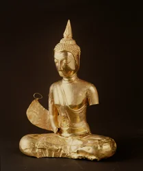 Buddha istuu meditaatiossa (kädet puuttuvat) (kulta)