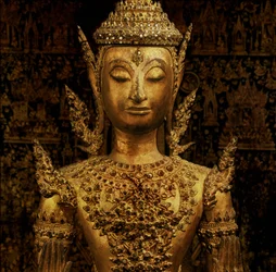 Seisova Buddha abhaya-mudrassa, Rattanakosin-tyyli, 1800-luvun puoliväli
