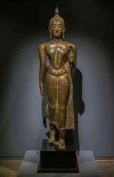 Buddha kävelee. Thaimaa. Thaimaan Sukhothain taidetta, 1400-1500-luku