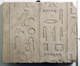 Katkelma hieroglyfikirjoituksesta, 25.–26. dynastia, noin 715–525 eKr. (kalkkikivi)