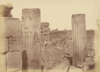 Karnak, Thotmes III:n lotos-pylväät