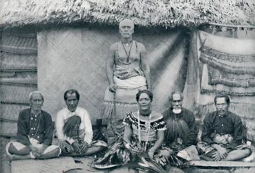 Ryhmä samoalaisia, mukaan lukien tunnettu kapinallinen Mataafa Iosefo seisova hahmo, 1902