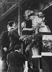 Kuningatar Alexandra luovuttaa Dorandolle erikoiskupin hänen suurenmoisen ponnistuksensa voittaa olympiamaratonin heinäkuussa 1908 muistoksi.