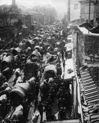 Pakolaiset virtaavat Konstantinopoliin odottaen laivaa Aasiaan Turkin vallankumouksen aikana, 1909