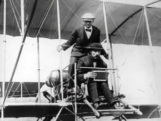 Thomas E. Grant ja Lewis Turner lentävässä koneessa kuvaamaan pimennystä, 1912