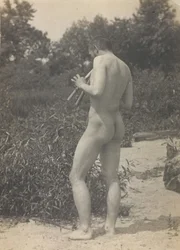 Thomas Eakins alastomana soittamassa huilua, noin 1883