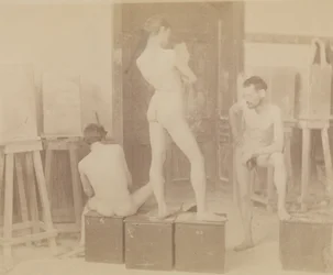 [Kolme alastonmallia maalausstudiossa]
