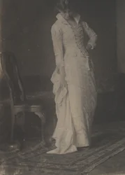 [Nainen valkoisessa pitsillisessä bodice-mekossa Thomas Eakinsin studiossa], 1880- ja 1880-luvut.