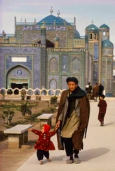 Mazar-i-Sharifissa sijaitsevan moskeijan ja mausoleumin, Masjid-e-Kabudin eli Rawze-e-Sharifin, kävijät...