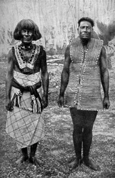 Sodan seremoniallinen puku ja arjen vyötäröliina, Gilbert Islands, 1922