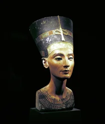 Nefertitin rintakuva (1370–1330 eKr.) Egyptin faarao Akhenatenin suuri kuninkaallinen vaimo (pääpuoliso). Nefertiti ja hänen miehensä tunnettiin uskonnollisesta vallankumouksesta. He alkoivat palvoa vain yhtä jumalaa, Atonia, auringon kiekkoa.