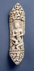 Veistetty dakini, tantrisissa seremonioissa käytetyn luuesiliinan osa, tiibetiläinen, 1700-luku